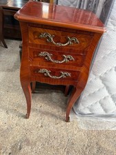 Petite commode galbée à