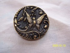 Beau bouton en métal doré représentant un papillon. Art Nouveau. N°737