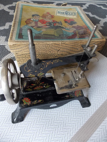 Ancienne petite machine - , a