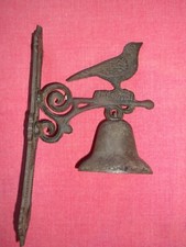 ancienne  cloche   en fonte-portail