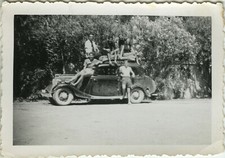 ANTIQUE PHOTO - VINTAGE SNAPSHOT - CAR ROOF FUNNY GALLERY - CAR