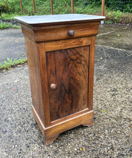 Table de nuit en état correct