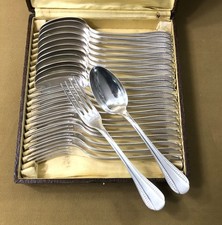 ménagère 12 couverts de