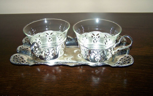 Tasses sur plateau argenté - plateau,