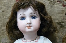 RARE ET CHARMANTE POUPEE