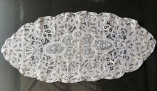 Grand Napperon ancien ovale en dentelle de Luxeuil 81 x 37 cm