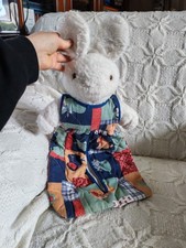 Peluche lapin range pyjama
