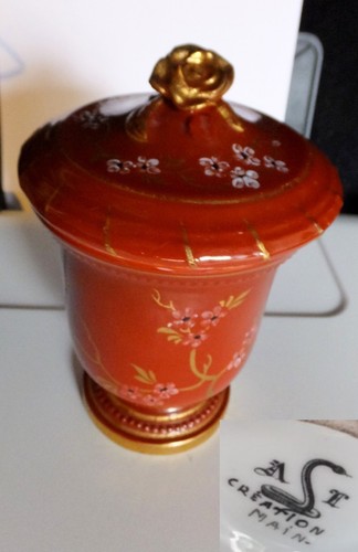 Joli pot urne - s), couvert