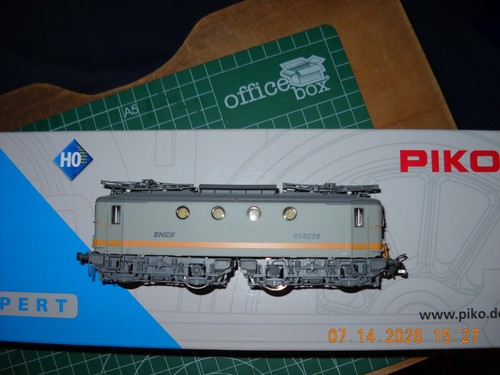 Locomotive électrique 8239 - locomotive,