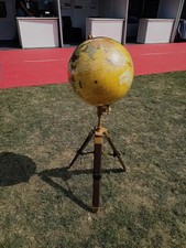 Globe terrestre rotatif avec