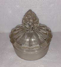 UN COUVERCLE A BONBONS EN