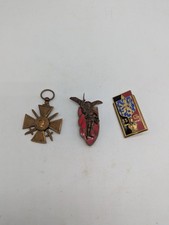 Lot of 3 Military Badges, War Cross 14/17 WWI. 9e Regiment Para, 35 BG
