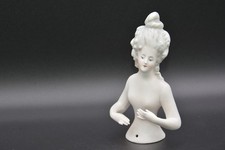 Demi‑figurine en porcelaine