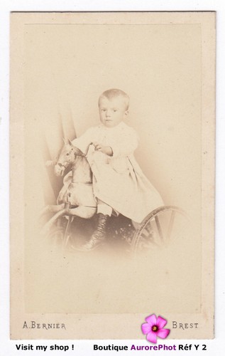 Jeune enfant sur jouet - sur,