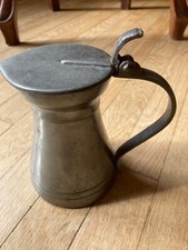 pichet en étain avec