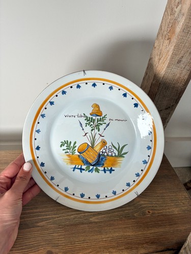 Assiette murale ancienne