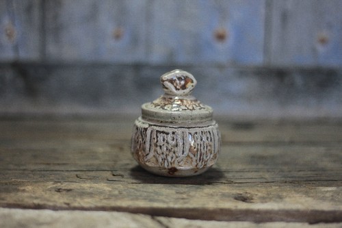 Petit pot couvercle grès - a,