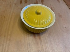 Ramequin jaune avec couvercle