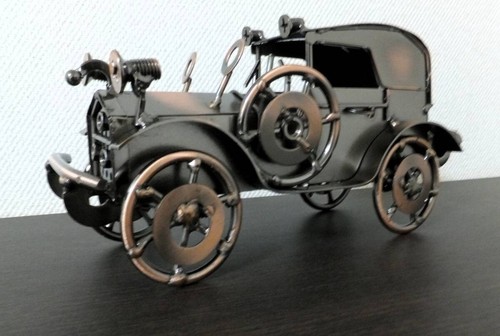 Voiture ancienne dorée
