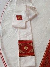 Chasuble blanche doublée parement rouge orné croix dorées étole assortie h 106
