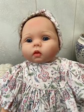 Poupée réaliste style reborn