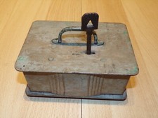 Petite boite métallique à