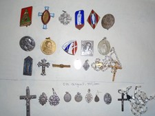 8 SILVER RELIGIOUS MEDALS + 1 SILVER AND MOTHER-OF-PEARL ROSARY + VARIOUS MEDALS