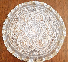 Early 20th Century Embroidered Linen and Lace Placemat - Diameter 28cm