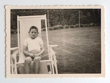 Garçon assis transat côté