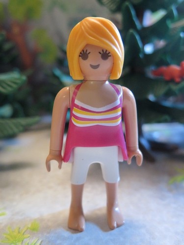 Femme blonde short vacances