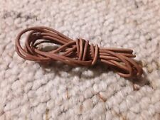 Paire de lacets cuir pour brodequins modèle 1917. État comme neuf.