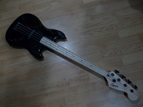 Squier bronco bass blackout - squier,