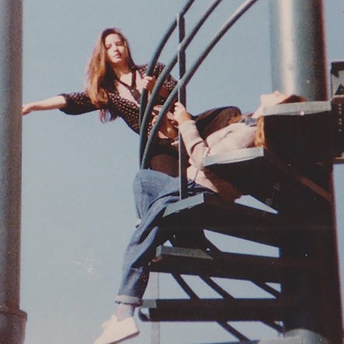 Belle jeune femme sur escalier