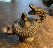 Lampe à huile en airain de style Renaissance chimère personnage assis XIXe