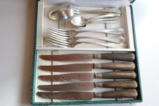 COUVERTS ANCIENS EN METAL ARGENTE COUTEAUX CORNE ACIER, HP SAINT AMAND/ AB ETAT