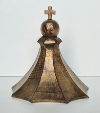 Dais en bois sculpté doré