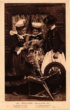 Old postcard France - Folklore - Pont-Aven - In front of the closed bed (773573)