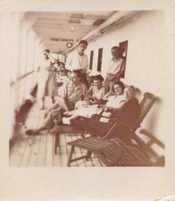 ANCIENNE PETITE PHOTOGRAPHIE PETIT GROUPE SUR DES TRANSATS SUR UN NAVIRE