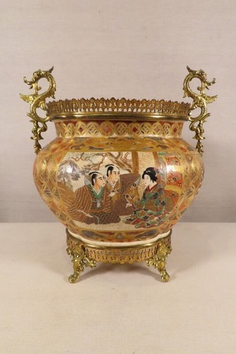 Old pot cover vase - old,