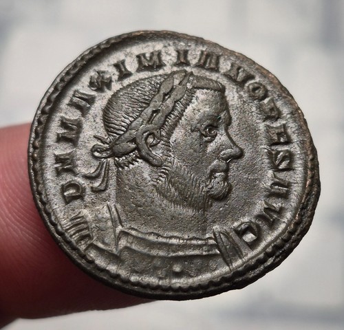Maximien follis genio - 1, ~