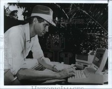 1984 Press Photo CA University student Stephen Eyre & HP portable PC, New Guinea