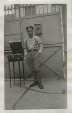 OLD PHOTO - VINTAGE SNAPSHOT - MUSIC TURNS RECORD MEN FASHION PICK UP