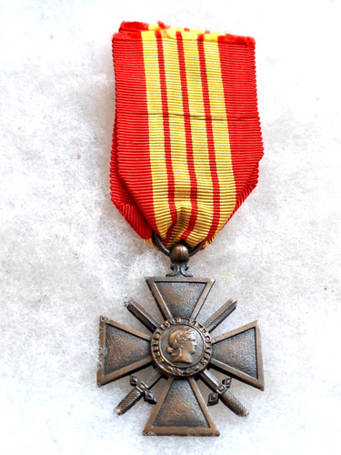 Une médaille militaire - , croix
