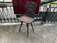 Chaise rustique tyrolienne à dossier sculpté – XIXe