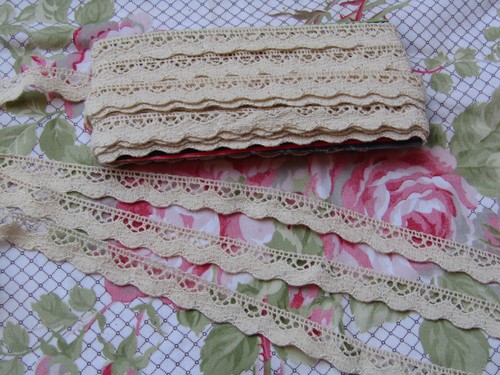 Dentelle ancienne aux - ,