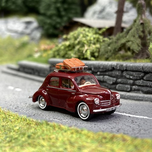 Renault 4cv rouge - , pourpre