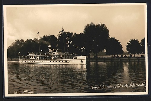 Bateau moteur double - à,