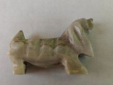 Figurine de chien en marbre