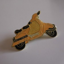 Pin’s Gold Metal Enameled Two Wheel Vehicle Vintage Scooter Vespa Italy N5012 