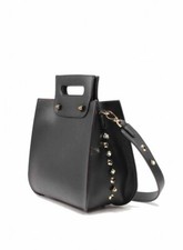 Sac à main en cuir clouté